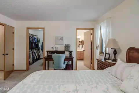Bedroom - 2701 9th Ave NW, Mandan, ND 58554 photo 5 of 10