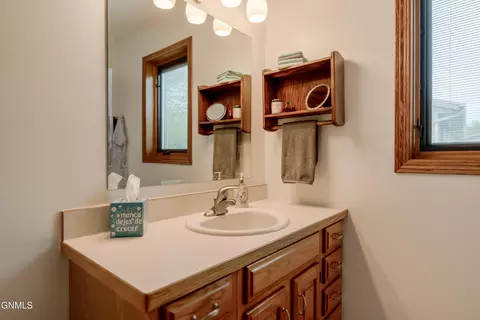 Bath - 2701 9th Ave NW, Mandan, ND 58554 photo 9 of 12