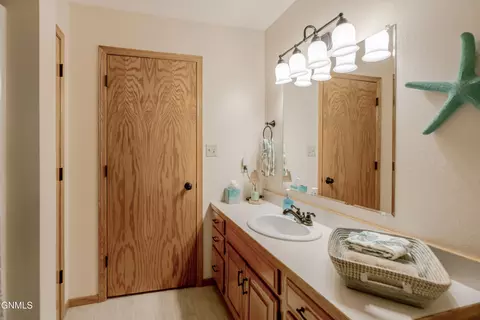 Bath - 2701 9th Ave NW, Mandan, ND 58554 photo 4 of 12