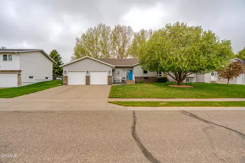 Exterior - 2701 9th Ave NW, Mandan, ND 58554 photo 2 of 16