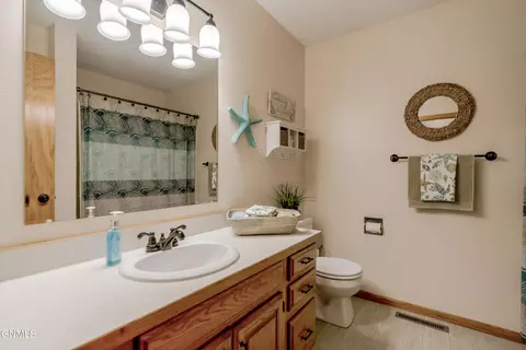 Bath - 2701 9th Ave NW, Mandan, ND 58554 photo 1 of 12