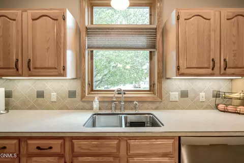 Kitchen - 2701 9th Ave NW, Mandan, ND 58554 photo 4 of 7