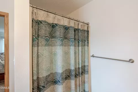 Bath - 2701 9th Ave NW, Mandan, ND 58554 photo 7 of 12
