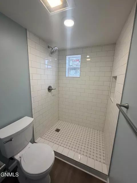 Bath - 1402 Main St, Williston, ND 58801 photo 6 of 10
