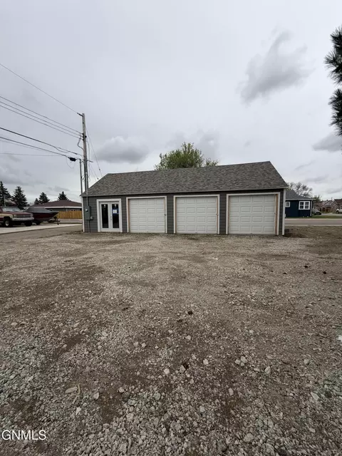 Exterior - 1402 Main St, Williston, ND 58801 photo 1 of 3