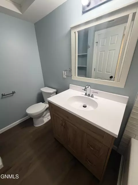 Bath - 1402 Main St, Williston, ND 58801 photo 5 of 10