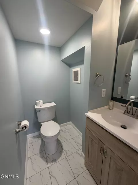 Bath - 1402 Main St, Williston, ND 58801 photo 1 of 10