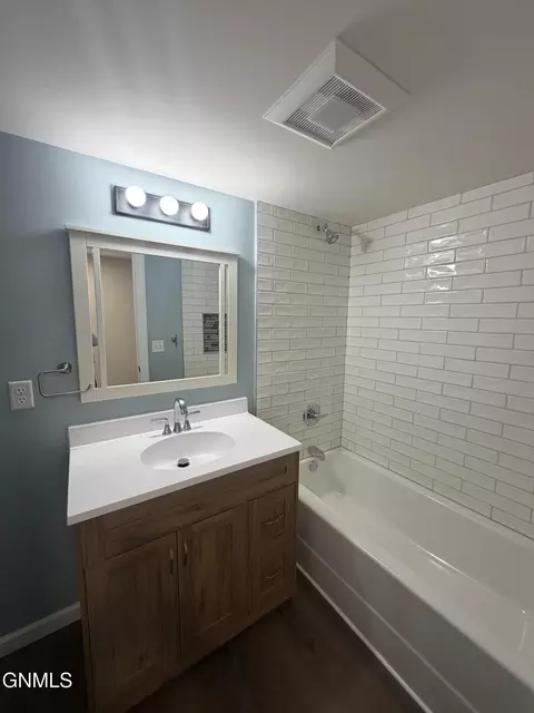 Bath - 1402 Main St, Williston, ND 58801 photo 2 of 10