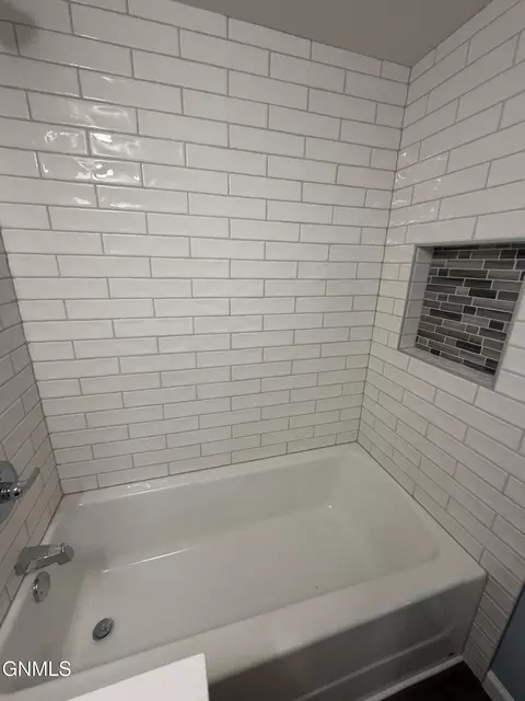 Bath - 1402 Main St, Williston, ND 58801 photo 3 of 10
