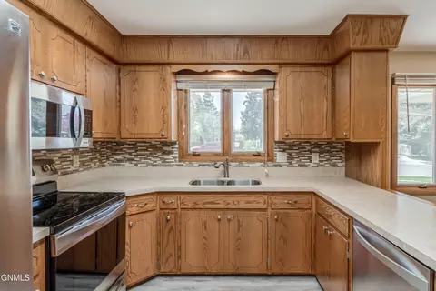 Kitchen - 208 Redstone Dr, Bismarck, ND 58503 photo 7 of 10