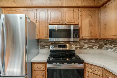 Kitchen - 208 Redstone Dr, Bismarck, ND 58503 photo 6 of 10