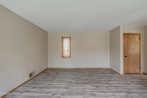 Living - 208 Redstone Dr, Bismarck, ND 58503 photo 3 of 8