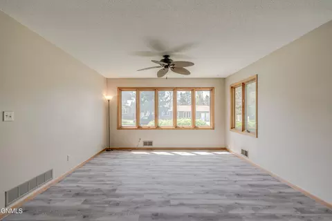 Living - 208 Redstone Dr, Bismarck, ND 58503 photo 2 of 8