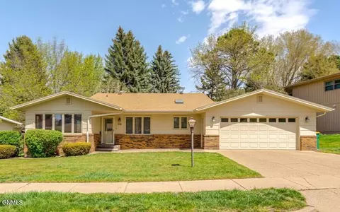 208 Redstone Dr, Bismarck, ND 58503
