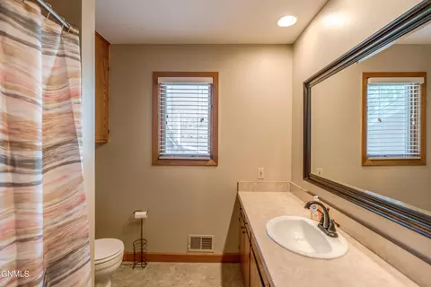 Bath - 208 Redstone Dr, Bismarck, ND 58503 photo 2 of 7