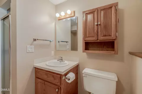 Bath - 208 Redstone Dr, Bismarck, ND 58503 photo 6 of 7