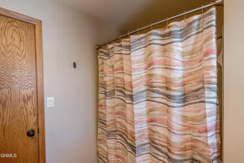 Bath - 208 Redstone Dr, Bismarck, ND 58503 photo 4 of 7