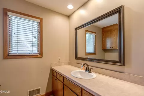 Bath - 208 Redstone Dr, Bismarck, ND 58503 photo 3 of 7