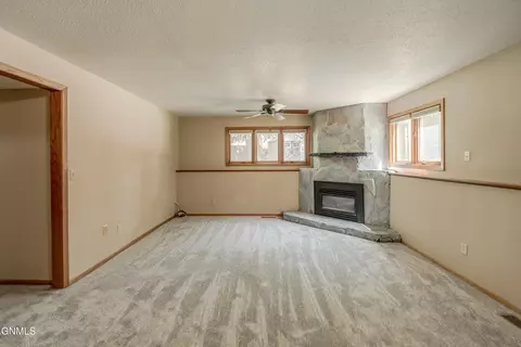Living - 208 Redstone Dr, Bismarck, ND 58503 photo 5 of 8