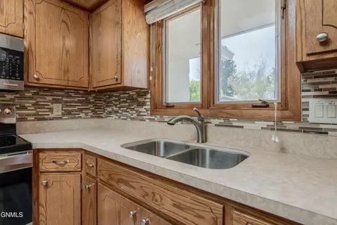 Kitchen - 208 Redstone Dr, Bismarck, ND 58503 photo 5 of 10