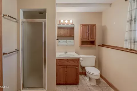 Bath - 208 Redstone Dr, Bismarck, ND 58503 photo 5 of 7