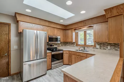 Kitchen - 208 Redstone Dr, Bismarck, ND 58503 photo 3 of 10