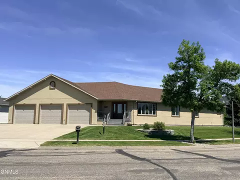 2781 Promontory Dr, Bismarck, ND 58503