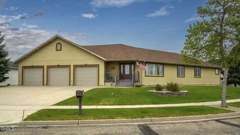 2781 Promontory Dr, Bismarck, ND 58503