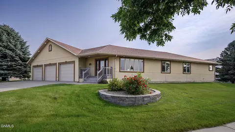 2781 Promontory Dr, Bismarck, ND 58503