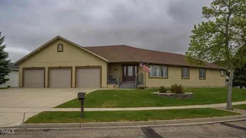 2781 Promontory Dr, Bismarck, ND 58503