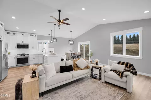 501 Lena Ct SE, Mandan, ND 58554