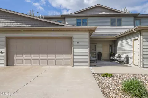 806 Mayflower Dr, Bismarck, ND 58504