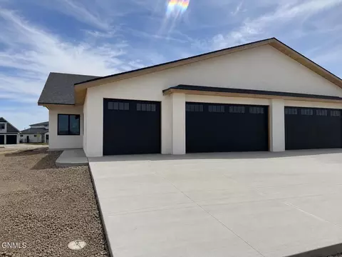221 Kamrose Dr, Bismarck, ND 58504
