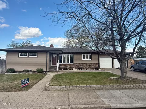 1238 7th Ave W, Williston, ND 58801