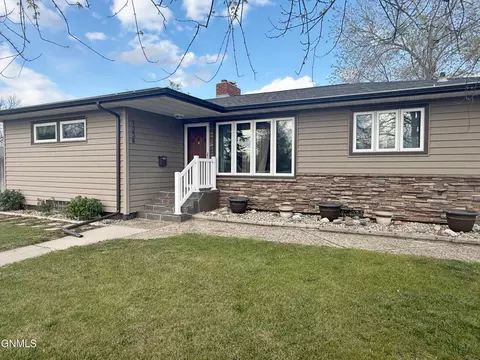 Exterior - 1238 7th Ave W, Williston, ND 58801 photo 4 of 20
