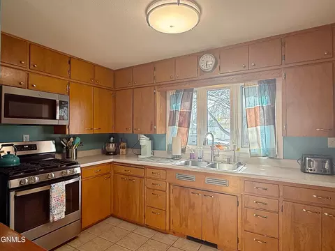 Kitchen - 1238 7th Ave W, Williston, ND 58801 photo 4 of 8