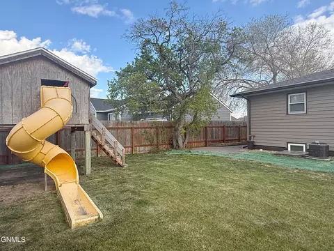 Exterior - 1238 7th Ave W, Williston, ND 58801 photo 14 of 20