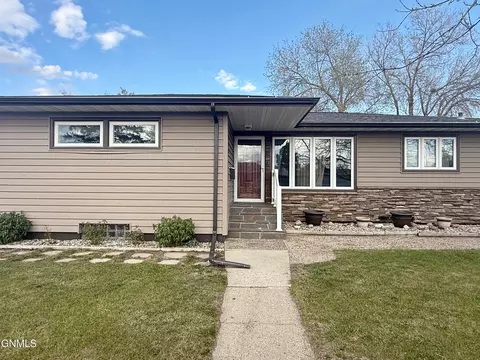 Exterior - 1238 7th Ave W, Williston, ND 58801 photo 5 of 20
