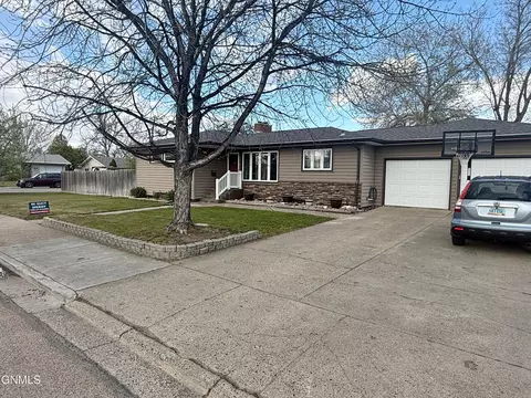 Exterior - 1238 7th Ave W, Williston, ND 58801 photo 3 of 20