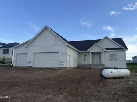 2002 Frisco Way, Bismarck, ND 58503