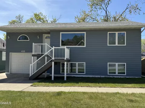 611 3rd Ave NE, Jamestown, ND 58401