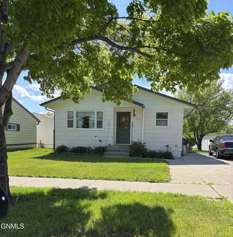 614 12th St S, Bismarck, ND 58504
