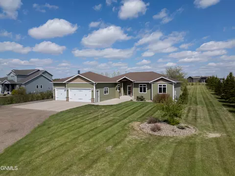 6512 Dakota Country Dr, Bismarck, ND 58503