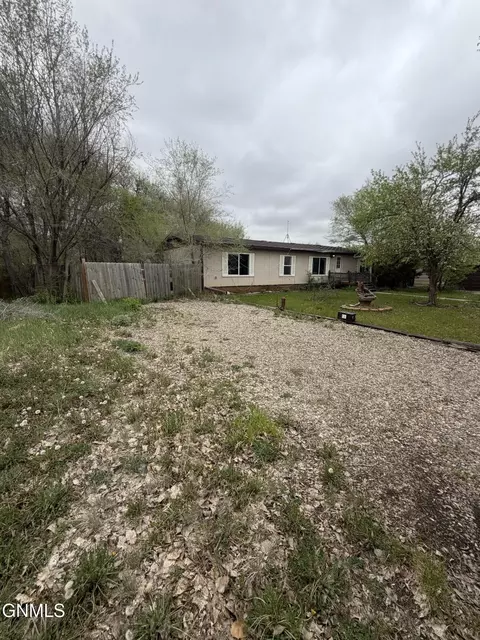 3317 9th Ave E, Williston, ND 58801 photo 3