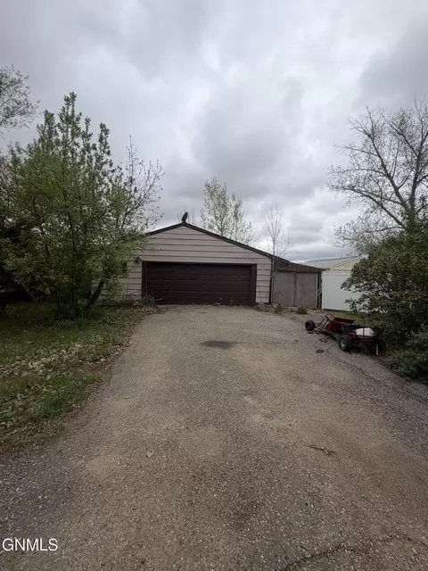 3317 9th Ave E, Williston, ND 58801 photo 2