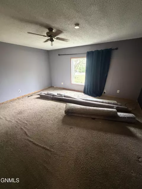 3317 9th Ave E, Williston, ND 58801 photo 8