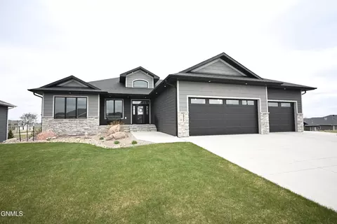 5927 Heritage Ridge Rd, Bismarck, ND 58503