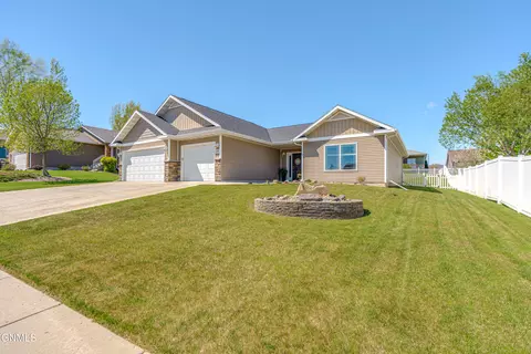 3218 Vantassel Dr, Bismarck, ND 58501 photo 2