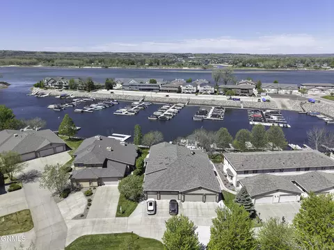 1330 Riverwood Dr, Bismarck, ND 58504