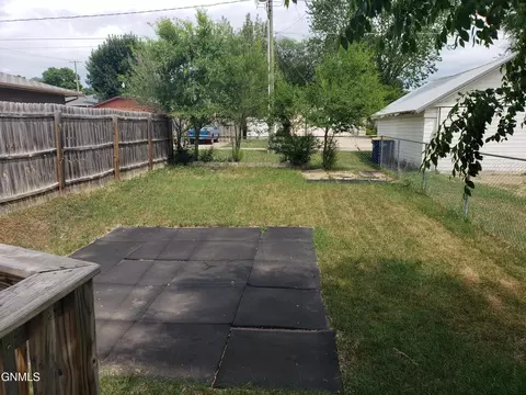 Exterior - 809 9th Ave SE, Jamestown, ND 58401 photo 2 of 3